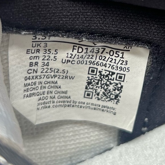 Practically Brand New!! Nike Jordan Retro 1 Mid - Picture 5 of 5